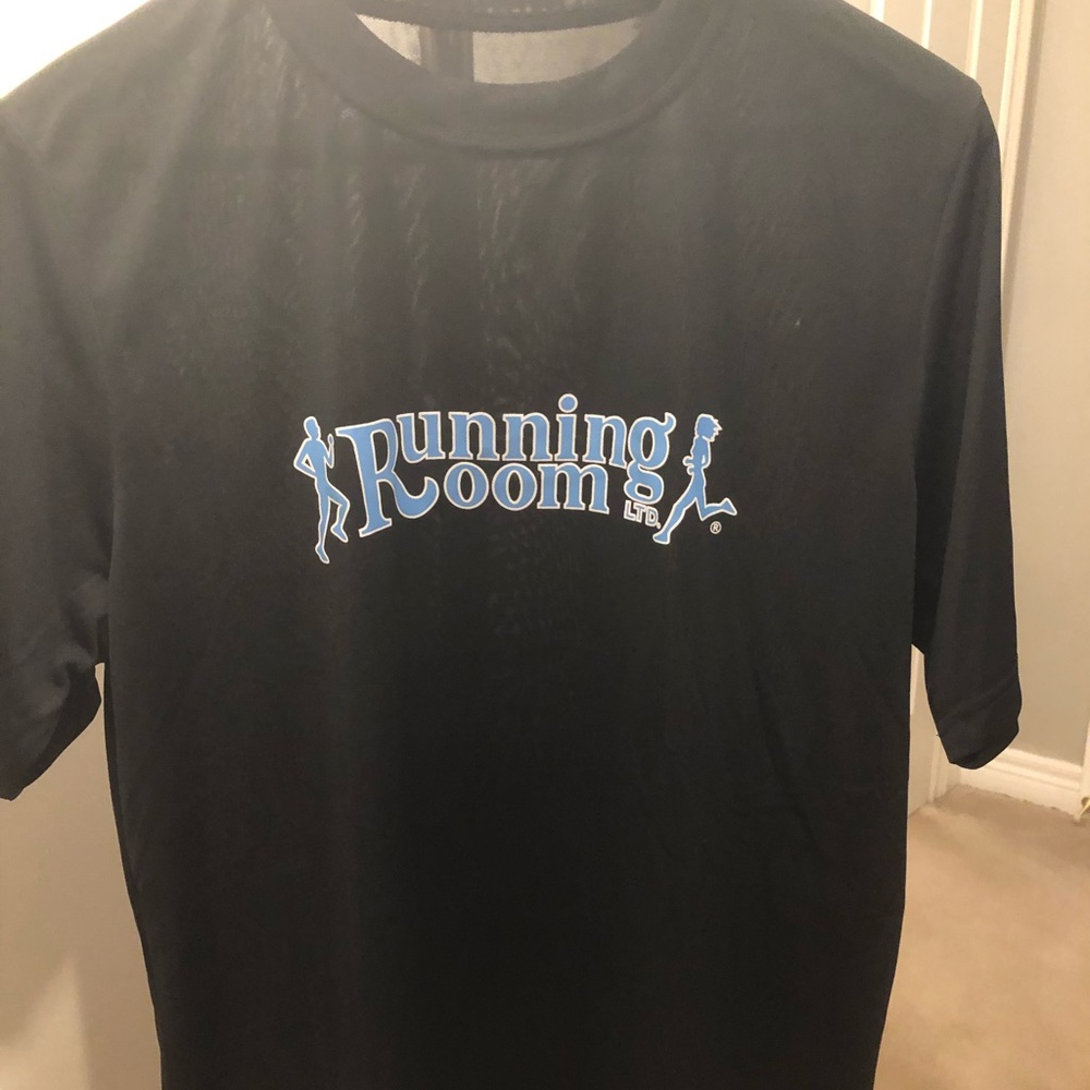 Running Roommens performance shirt in men’s SZ M!